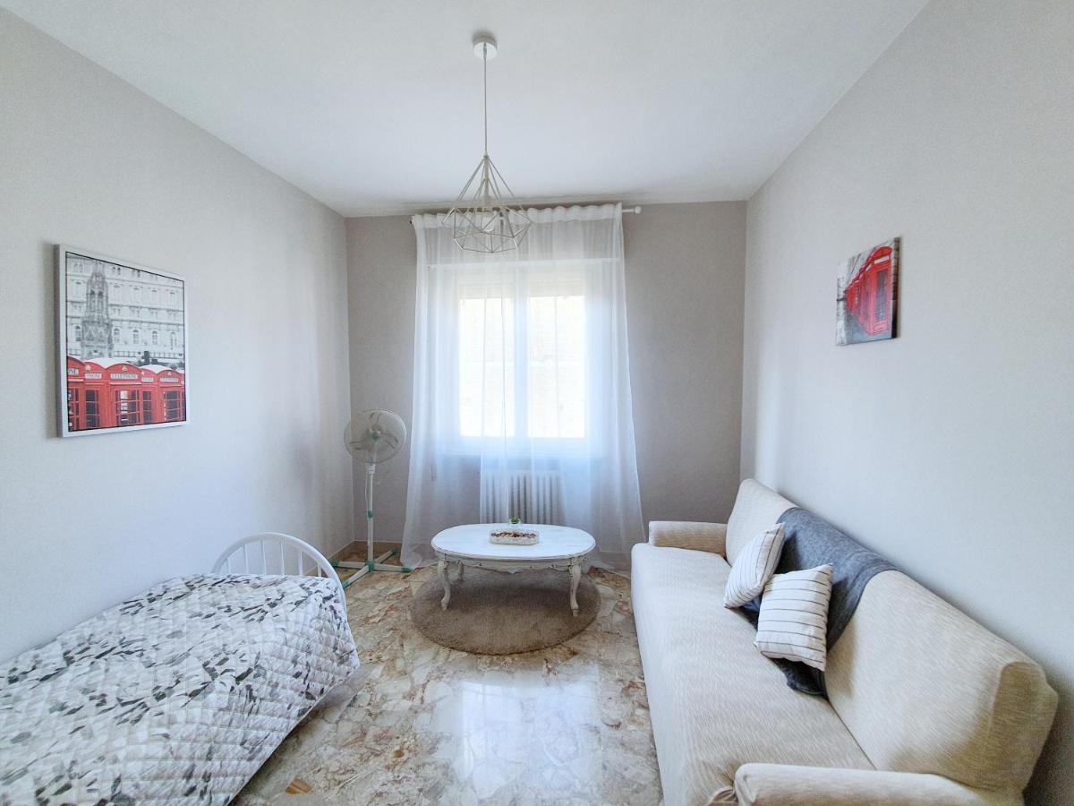Affittacamere Zona Caserma-Stazione フォリーニョ エクステリア 写真